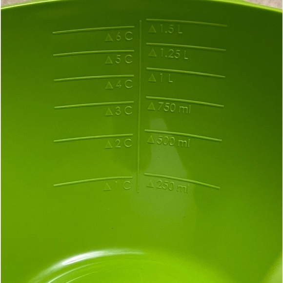 New POURfect Set of 2 Spill Poof Bowls w/Measurements inside of bowl - Picture 5 of 8